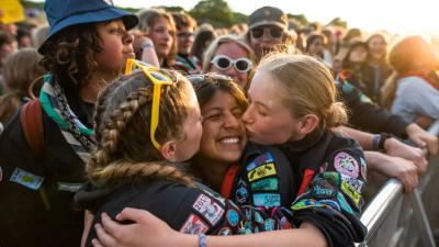 Spejdere der krammer foran scenen til SL 2022